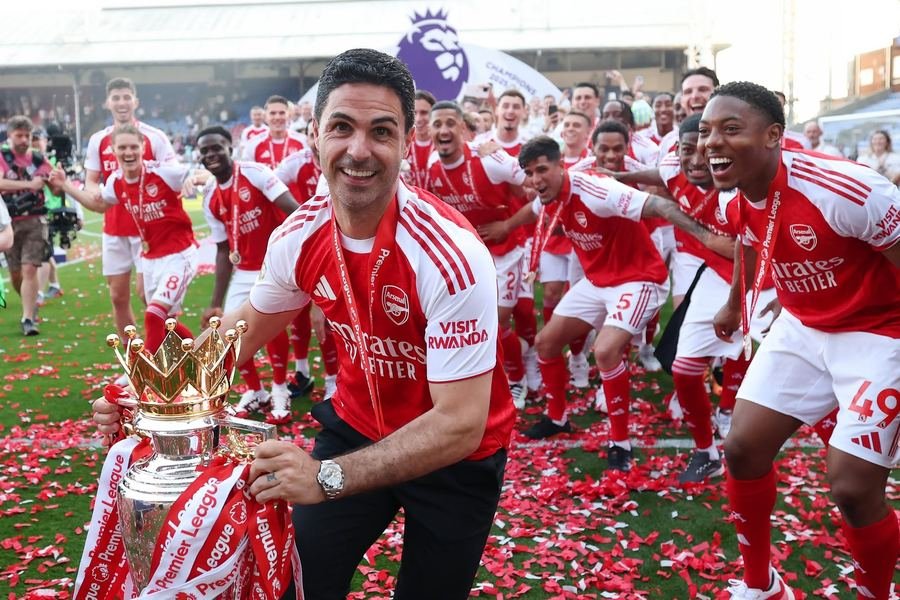 Arsenal players celebrate winning the Premier League title