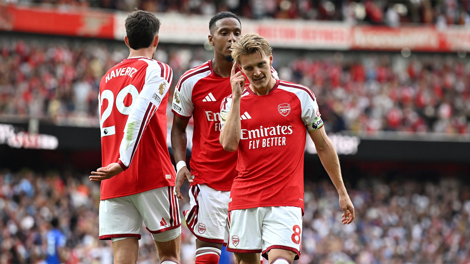 Arsenal players celebrating Martin Ødegaard’s goal against Chelsea