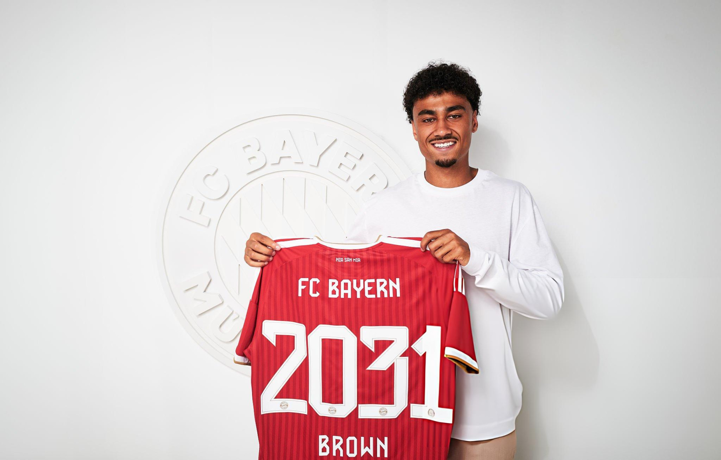 Nathaniel Brown poses with a Bayern München shirt marked 2031 at his unveiling