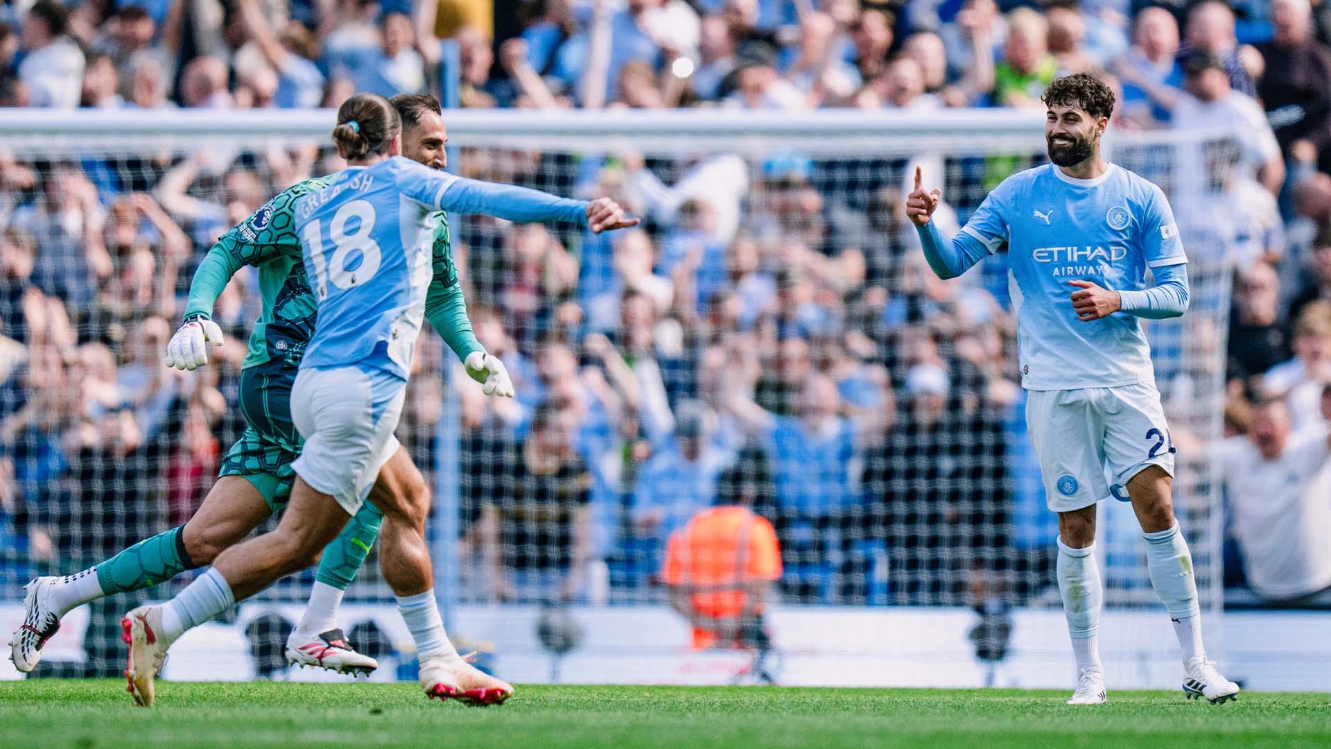 Josko Gvardiol celebrates with Manchester City teammates after scoring the winner against Bournemouth